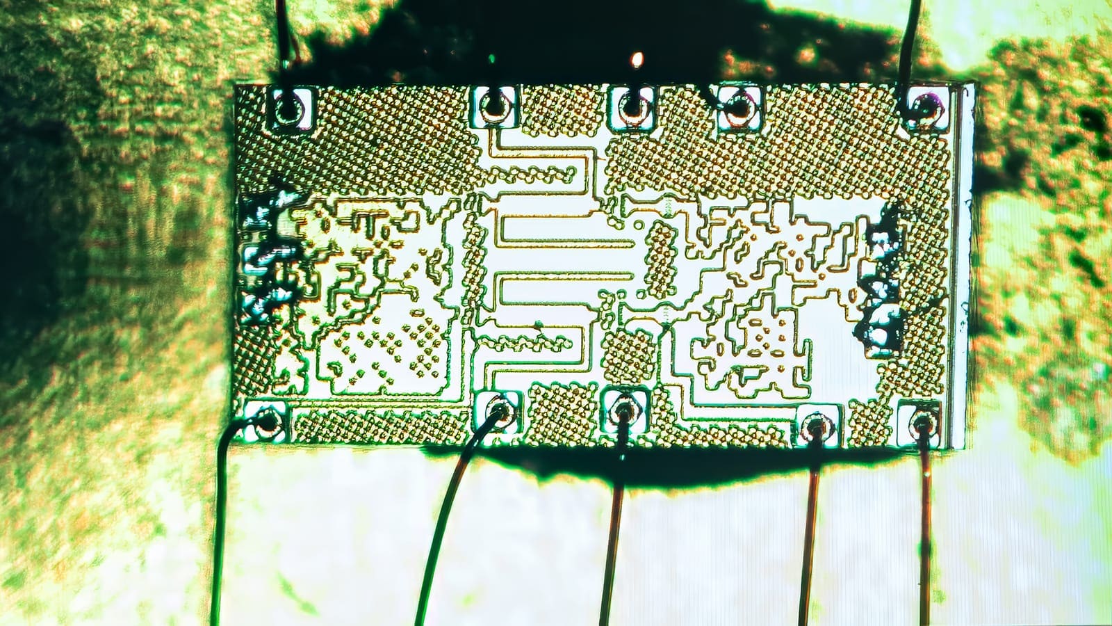 Image of unusual AI circuit design, showing seemingly arbitrary wiring patterns.